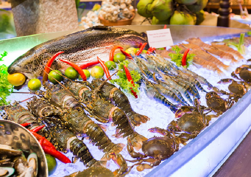 Người dân Hà Nội tranh thủ mua hải sản tươi giá rẻ