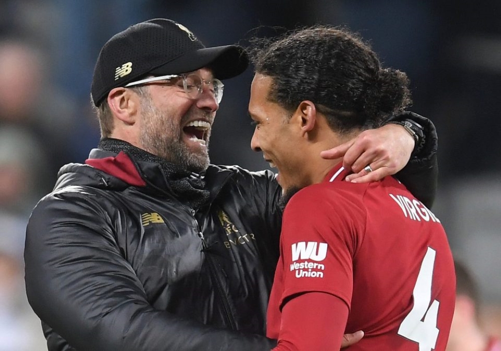 Bức ảnh của Paolo Maldini đã trò chuyện với Virgil Van Dijk gây sốt